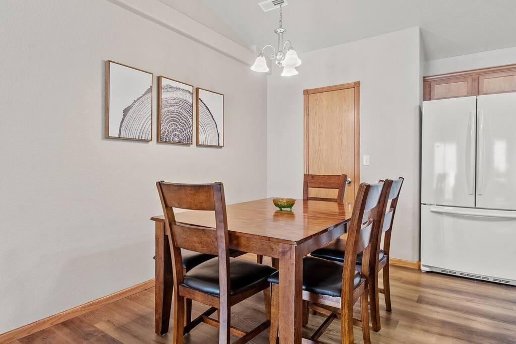 Villa Convenient Townhouse - Near Airport à Rapid City Extérieur photo